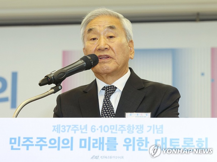 인사말하는 이재오 이사장
(서울=연합뉴스) 이재희 기자 = 18일 오전 서울 중구 프레스센터에서 열린 제37주년 6.10민주항쟁 기념 '민주주의의 미래를 위한 대토론회'에서 이재오 민주화운동기념사업회 이사장이 인사말