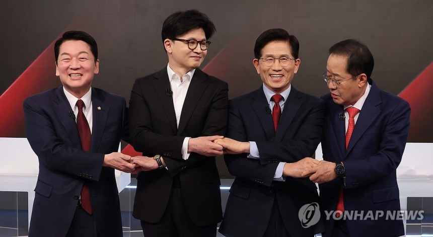 포즈 취하는 국민의힘 대선 경선 후보
(서울=연합뉴스) 26일 서울 중구 매경미디어센터에서 열린 국민의힘 대통령 선거 제2차 경선 후보자 토론회에서 경선 후보들이 토론에 앞서 기념 촬영을 하고 있다. 왼쪽부터 안철수