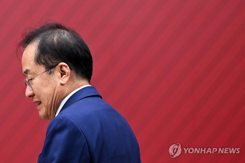 정계은퇴 의사 밝힌 홍준표
(서울=연합뉴스) 29일 서울 여의도 국민의힘 당사에서 열린 제21대 대통령 후보자 국민의힘 3차 경선 진출자 발표 행사에서 경선에 탈락 후 정계은퇴 의사를 밝힌 홍준표 후보가 발표장에서 