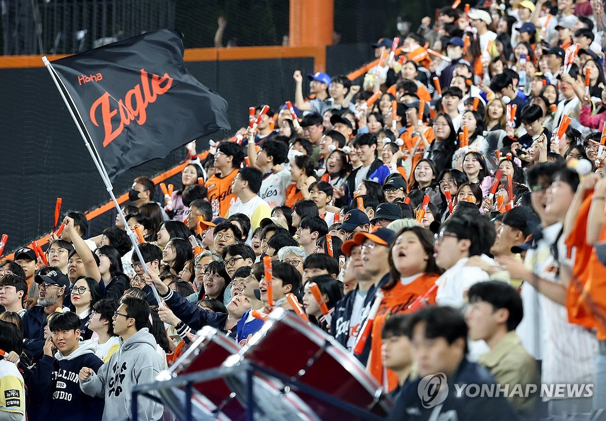 <b>한화</b>, 홈·원정 <b>17</b>경기 <b>연속</b> 만원 관중…KBO리그 신기록