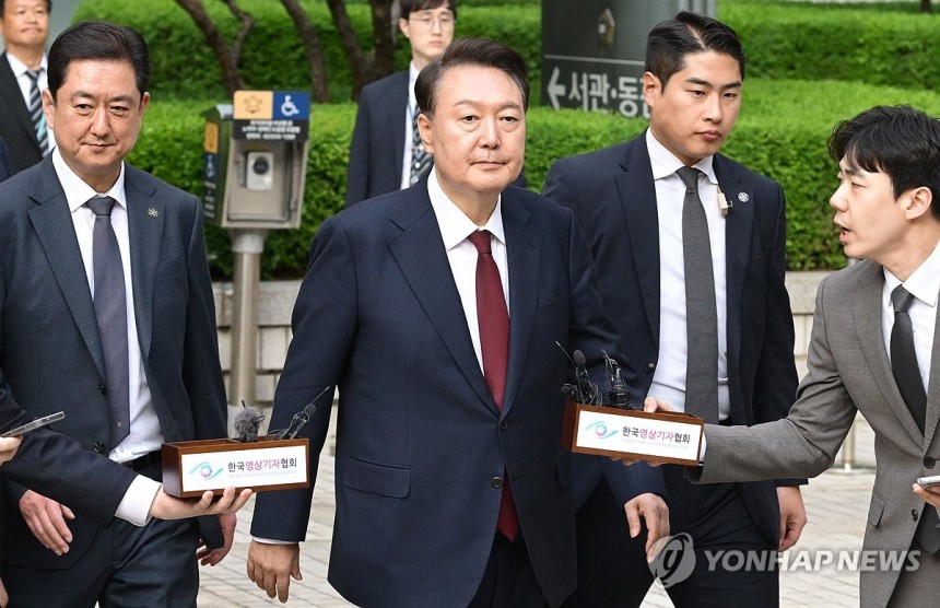 윤석열 전 대통령 '묵묵부답'
사진은 지난 12일 서울 서초구 중앙지방법원에서 열린 내란 우두머리 혐의, 직권남용 권리행사방해 혐의 사건 3차 공판을 마친 뒤 법정을 나서고 있는 윤석열 전 대통령의 모습. [연합뉴스