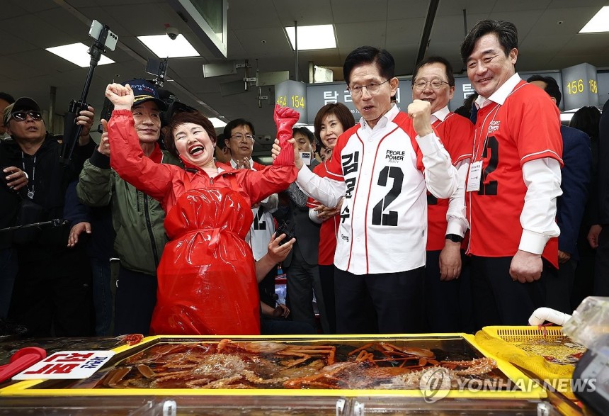 독도새우 맛보는 김문수 후보
(부산=연합뉴스) 박동주 기자 = 국민의힘 김문수 대선 후보가 13일 부산 자갈치 시장에서 독도새우를 맛보고 있다. 2025.5.13 [공동취재] pdj6635@yna.co.kr