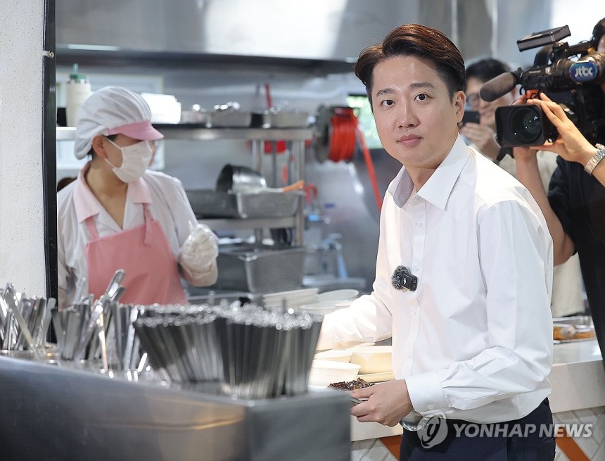 개혁신당 이준석, 오늘의 메뉴는?
(부산=연합뉴스) 류영석 기자 = 개혁신당 이준석 대선 후보가 14일 '학식먹자 이준석' 행사가 열린 부산 금정구 부산대학교에서 배식을 받은 뒤 이동하고 있다. 2025.5.14 o
