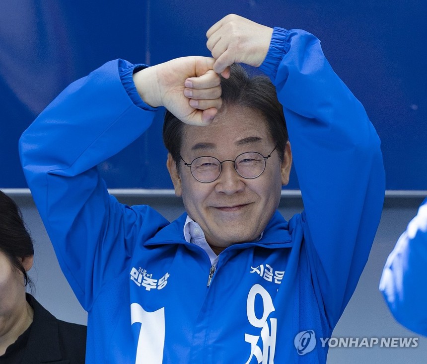 이재명, 부산을 위한 공약 '지키겠습니다'
(부산=연합뉴스) 황광모 기자 = 더불어민주당 이재명 대선후보가 14일 부산 부산진구 서면에서 열린 유세에서 부산을 위한 공약을 말한 뒤 약속을 지키겠다는 새끼 손가락 걸기