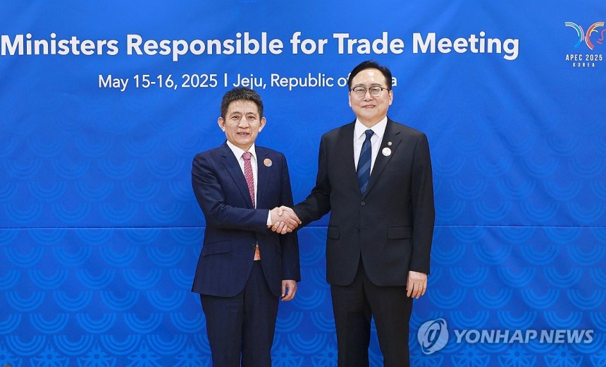중국 상무부 부부장 만난 정인교 통상교섭본부장
(서울=연합뉴스) 정인교 산업통상자원부 통상교섭본부장이 15일 제주 서귀포시 제주국제컨벤션센터(ICC)에서 열린 '2025 APEC 통상장관회의'에서 리 청강 중국 상무