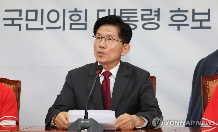 긴급기자회견 하는 김문수 대선 후보
(서울=연합뉴스) 김주형 기자 = 국민의힘 김문수 대선 후보가 15일 서울 여의도 국회에서 열린 중앙선거대책위원회 회의를 마친 후 긴급 기자회견을 하고 있다. 2025.5.15 k
