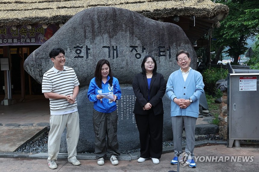 '동서화합' 화개장터 라이브 하는 이재명 후보
(하동=연합뉴스) 황광모 기자 = 더불어민주당 이재명 대선 후보가 15일 경남 하동군 화개장터 입구에서 유튜브 'K-이니셔TV 케미폭발 동서화합 화개장터 라이브'를 하고