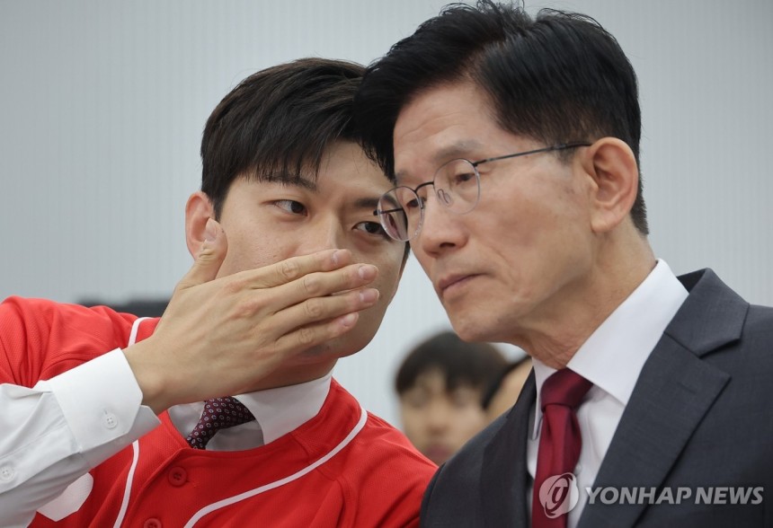 귀엣말하는 김문수와 김용태
(서울=연합뉴스) 류영석 기자 = 국민의힘 김문수 대선 후보가 15일 서울 여의도 국민의힘 중앙당사에서 열린 대한민국교원조합 대선 정책제안서 전달식에서 김용태 비상대책위원장 지명자와 귀엣말