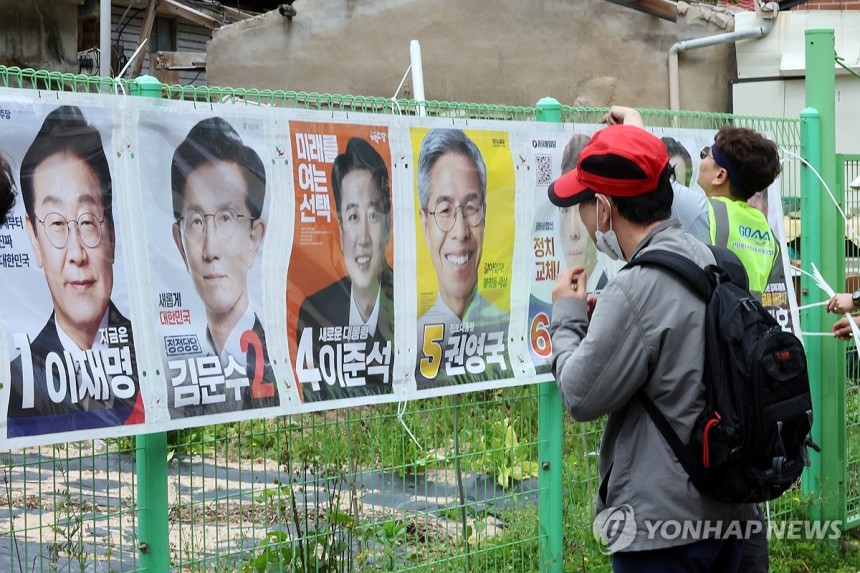 벽보 살펴보는 시민
(광주=연합뉴스) 김혜인 기자 = 제21대 대통령 공식 선거운동이 계속되고 있는 가운데 15일 광주 동구 운림동 한 골목에서 시민이 부착된 대통령 선거 벽보를 바라보고 있다. 2025.5.15 i