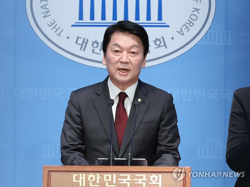 현안 관련 회견하는 안철수 의원(서울=연합뉴스) 김주형 기자 = 국민의힘 안철수 의원이 15일 서울 여의도 국회 소통관에서 현안 관련 회견을 하고 있다. 2025.5.15 kjhpress@yna.co.kr