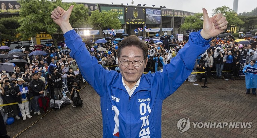 광양 유세에서 엄지 들어보이는 이재명 후보
(광양=연합뉴스) 황광모 기자 = 더불어민주당 이재명 대선후보가 15일 전남 광양시 전남드래곤즈축구장 북문 앞에서 열린 유세에서 엄지를 들어 보이고 있다. 2025.5.15