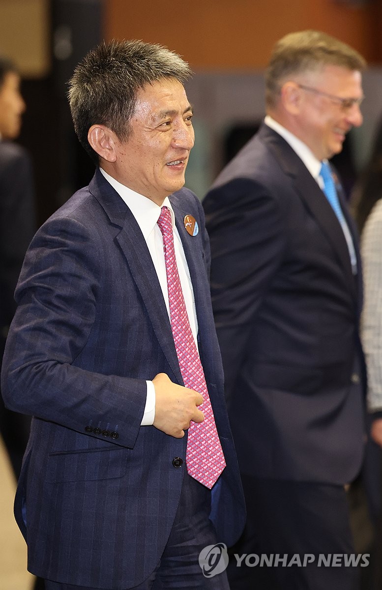 통상장관회의 참석한 리청강
(서귀포=연합뉴스) 박지호 기자 = 15일 오후 서귀포시 제주국제컨벤션센터에서 열린 APEC 2025 통상장관회의 개회식 직전 리청강 중국 상무부 국제무역담판대표 겸 부부장이 입장하고 있다