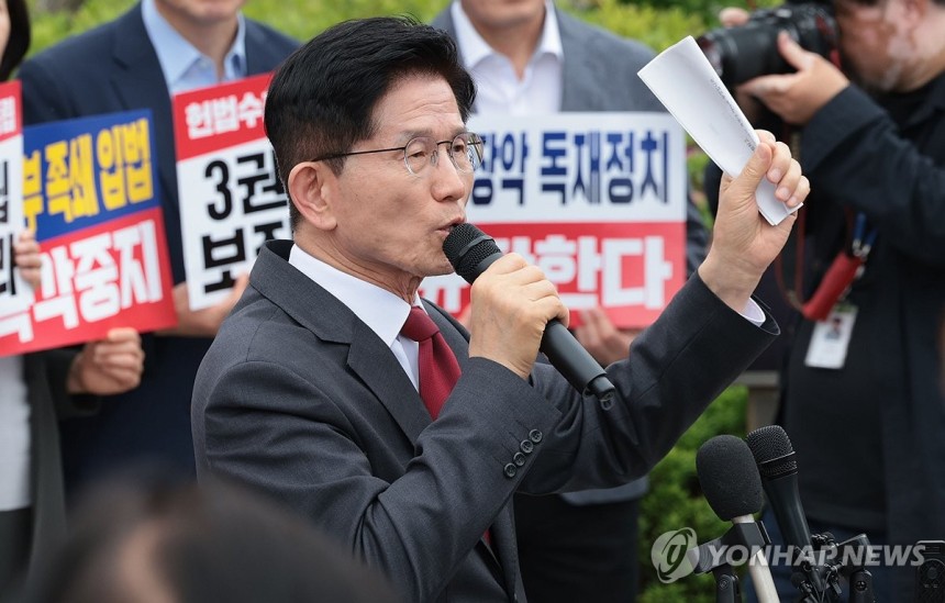 발언하는 김문수 후보
(서울=연합뉴스) 김인철 기자 = 국민의힘 김문수 대선 후보가 15일 서울 서초구 대법원 앞에서 열린 사법부 수호 및 더불어민주당 규탄대회에서 발언하고 있다. 2025.5.15 yatoya@yn