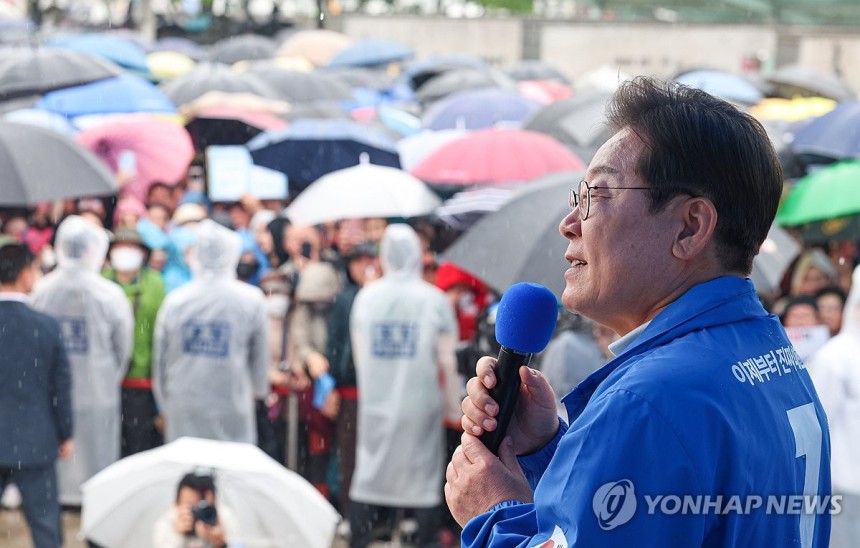 지지 호소하는 이재명 후보
(여수=연합뉴스) 황광모 기자 = 더불어민주당 이재명 대선 후보가 15일 전남 여수시 이순신광장에서 열린 집중유세에서 지지를 호소하고 있다. 2025.5.15 [공동취재] hkmpooh@y