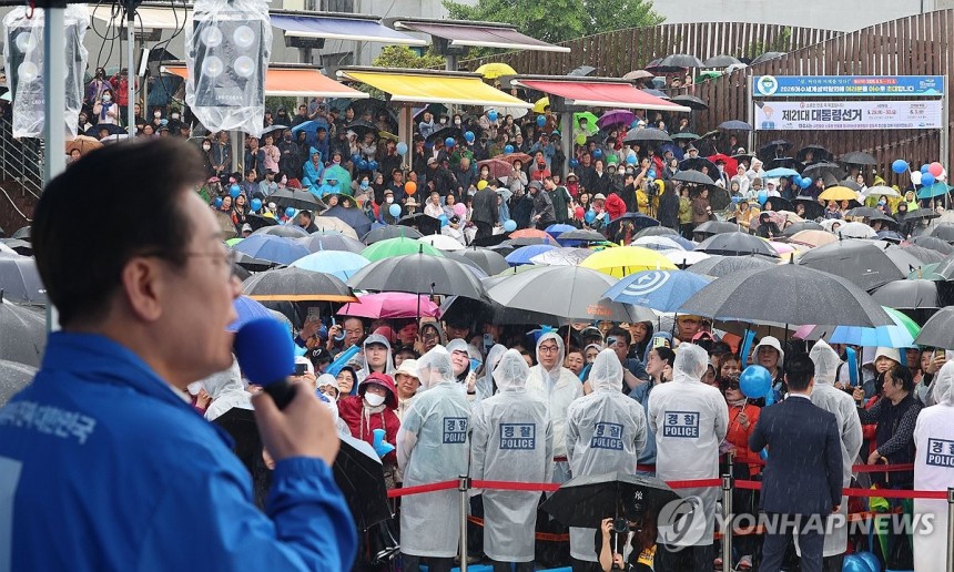 지지 호소하는 이재명 후보
(여수=연합뉴스) 황광모 기자 = 더불어민주당 이재명 대선 후보가 15일 전남 여수시 이순신광장에서 열린 집중유세에서 지지를 호소하고 있다. 2025.5.15 [공동취재] hkmpooh@y