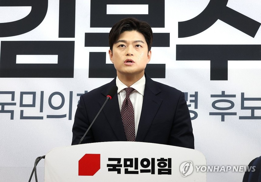 발언하는 김용태 비상대책위원장
(서울=연합뉴스) 김주형 기자 = 국민의힘 비상대책위원장으로 임명된 김용태 의원이 15일 국회에서 기자회견을 열고 발언하고 있다. 2025.5.15 kjhpress@yna.co.kr