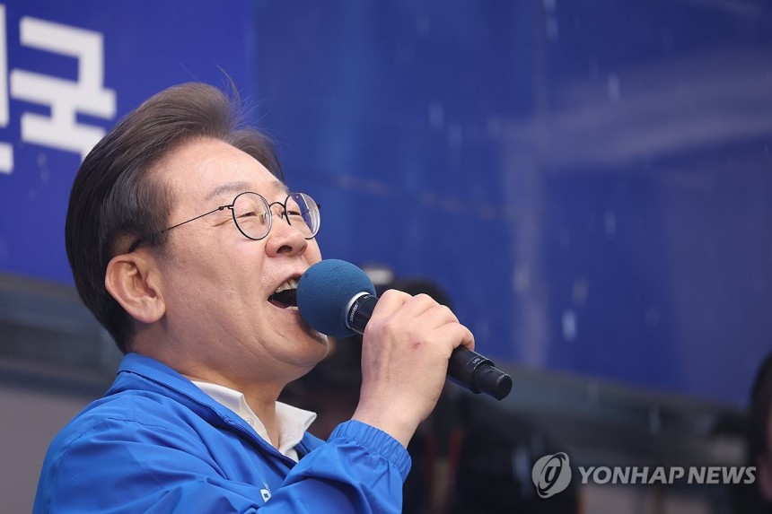 순천에서 유세하는 이재명 후보
(순천=연합뉴스) 황광모 기자 = 더불어민주당 이재명 대선후보가 15일 전남 순천시 연향동 패션의 거리에서 열린 유세에서 연설하고 있다. 2025.5.15 hkmpooh@yna.co.k