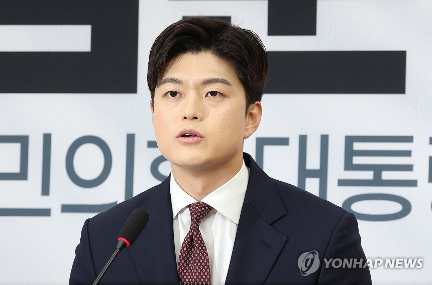 발언하는 김용태 비상대책위원장
(서울=연합뉴스) 김주형 기자 = 국민의힘 비상대책위원장으로 임명된 김용태 의원이 15일 국회에서 기자회견을 열고 발언하고 있다. 2025.5.15 kjhpress@yna.co.kr