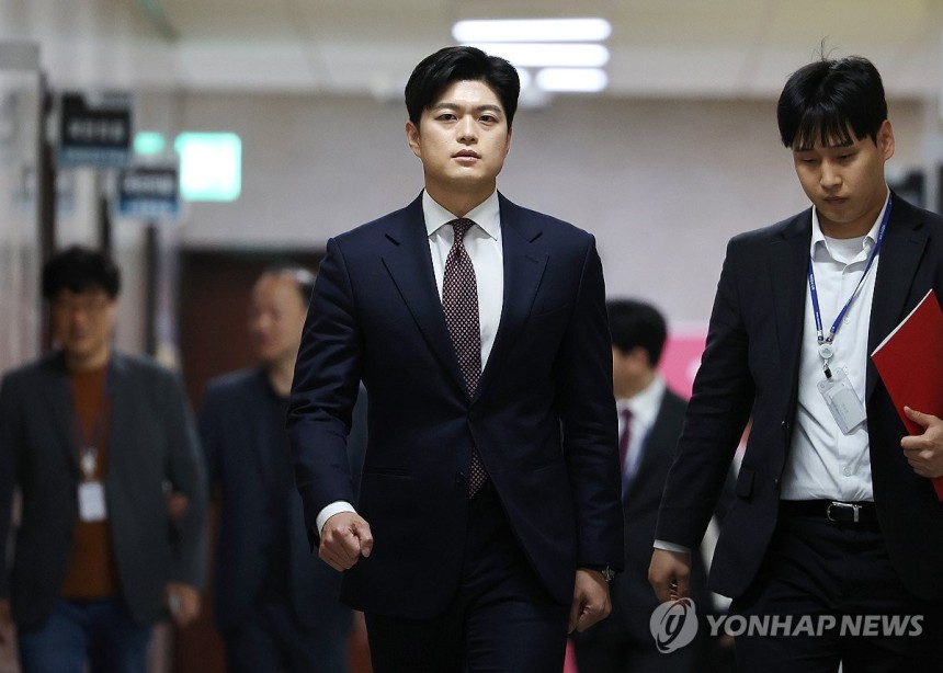 회견장 향하는 김용태 비상대책위원장
(서울=연합뉴스) 김주형 기자 = 국민의힘 비상대책위원장으로 임명된 김용태 의원이 15일 국회에서 기자회견을 하기 위해 회견장으로 이동하고 있다. 2025.5.15 kjhpress
