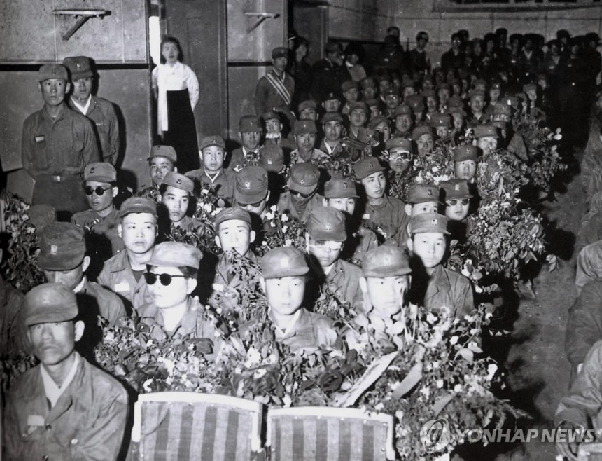 6.25 전쟁 당시 국군 보병 입대식
1952년 4월30일 보병입대식에서 입대자들이 꽃다발을 한 아름씩 안고 있다.
[연합뉴스 사진]