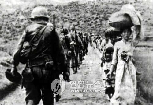 6.25 전쟁 당시 국군과 피난민
국군은 전투를 위해 북쪽으로 가고 있고, 피난민은 남쪽을 향하고 있다. 
[연합뉴스 자료사진] 
