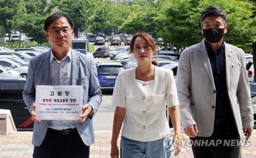 서울~양평고속도로 논란 관련 원희룡 고발장 접수하는 민주 여주양평지역위원장
[연합뉴스 자료사진]