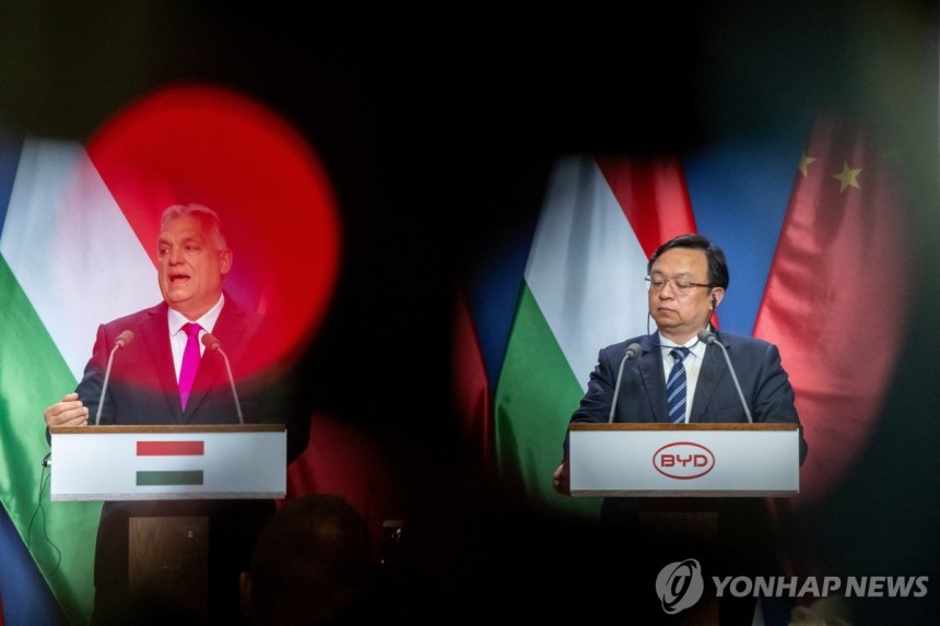 BYD, 헝가리에 유럽 본부 설립
(부다페스트 로이터=연합뉴스) 오르반 빅토르 헝가리 총리와 왕촨푸 BYD 회장이 15일(현지시간) 헝가리 부다페스트에서 공동 기자회견을 열고 있다. 2025.05.15 photo@y