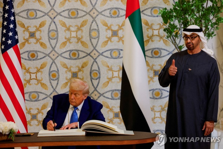서명하는 트럼프 미국 대통령, '엄지척' 무함마드 UAE 대통령
[로이터 연합뉴스 자료사진. 재판매 및 DB 금지]