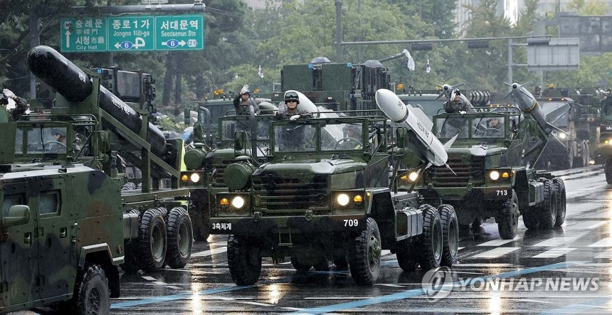 국군의날 맞아 시가행진하는 한국 무기들
건군 75주년 국군의 날을 맞아 2024년 9월26일 오후 서울 중구 세종대로에서 열린 시가행진에서 장거리지대공유도무기, 고위력 현무 미사일, 장거리 공대지 미사일 타우러스, 
