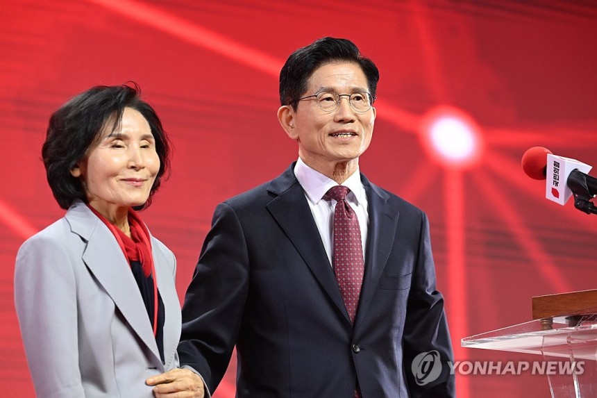 아내 소개하는 김문수 후보
(고양=연합뉴스) 박동주 기자 = 국민의힘 대선 후보로 선출된 김문수 후보가 3일 경기 고양시 킨텍스에서 열린 국민의힘 전당대회에서 아내 설난영 여사를 소개하고 있다. 2025.5.3 [공
