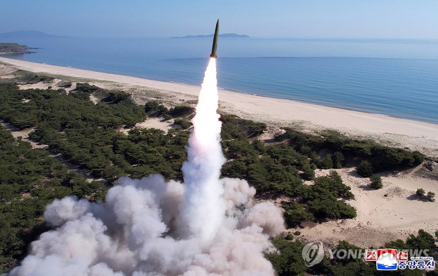 북한 장거리포와 미사일 훈련
김정은 북한 국무위원장이 2025년 5월8일 장거리포ㆍ미사일 체계 합동 타격훈련을 지도했다고 조선중앙통신이 보도했다. 
[조선중앙통신 사진]