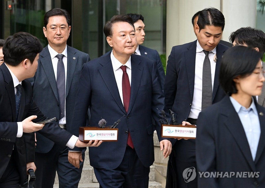 윤석열 전 대통령
(서울=연합뉴스) 윤석열 전 대통령이 지난 12일 서울 서초구 중앙지방법원에서 열린 내란 우두머리 혐의, 직권남용 권리행사방해 혐의 사건 3차 공판을 마친 뒤 법정을 나서고 있다. 2025.5.12