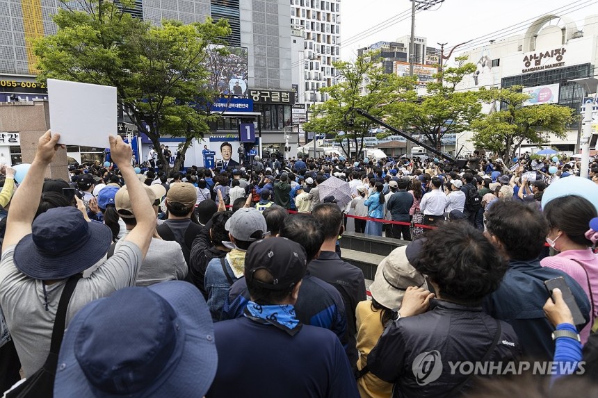 연설하는 이재명 후보
(창원=연합뉴스) 황광모 기자 = 더불어민주당 이재명 대선후보가 지난 14일 경남 창원시 상남분수광장에서 열린 집중 유세에 참석해 연설하고 있다. 2025.5.14 hkmpooh@yna.co.k