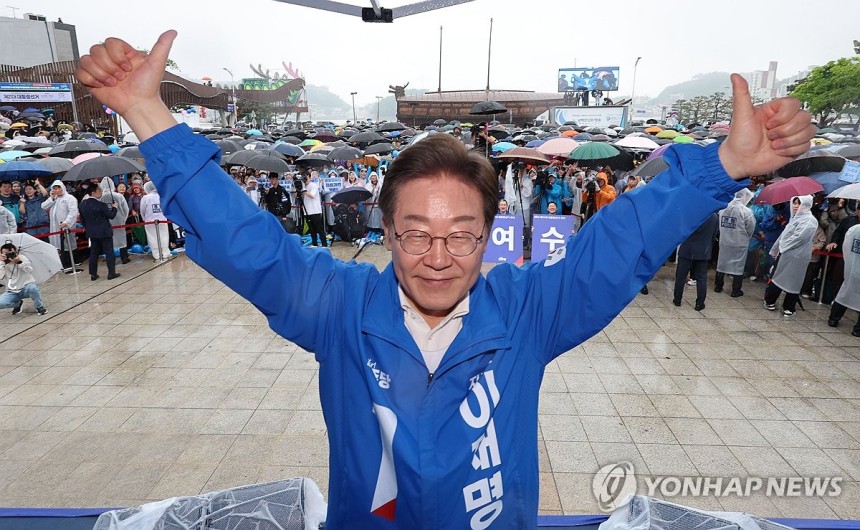 '엄지척' 기념 촬영하는 이재명 후보
(여수=연합뉴스) 황광모 기자 = 더불어민주당 이재명 대선 후보가 지난 15일 전남 여수시 이순신광장에서 열린 집중유세에서 연설을 마치고 기념 촬영하고 있다. 2025.5.15 
