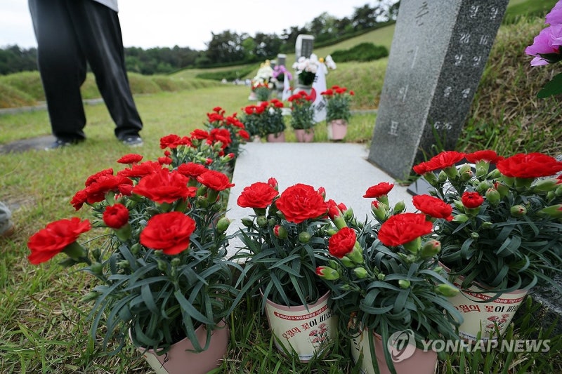 오월 영령에 바치는 카네이션·우유팩 국화…미래세대 <b>추모 행렬</b>