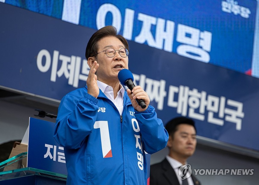 연설하는 이재명 후보
(군산=연합뉴스) 황광모 기자 = 더불어민주당 이재명 대선후보가 16일 전북 군산시 구 시청광장에서 열린 유세에서 지지를 호소하는 연설을 하고 있다. 2025.5.16 [공동취재] hkmpooh