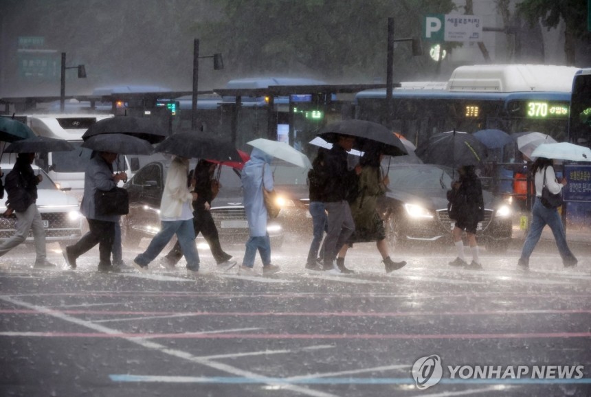 비 내리는 서울
(서울=연합뉴스) 이진욱 기자 = 비가 내린 16일 서울 광화문사거리에서 시민들이 우산을 쓴 채 이동하고 있다. 2025.5.16 cityboy@yna.co.kr