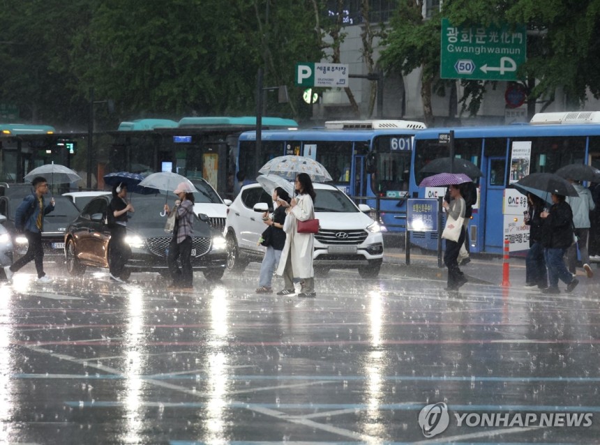 '쏟아지는 비'
(서울=연합뉴스) 이진욱 기자 = 비가 내린 16일 서울 광화문사거리에서 시민들이 우산을 쓴 채 횡단보도를 건너고 있다. 2025.5.16 cityboy@yna.co.kr