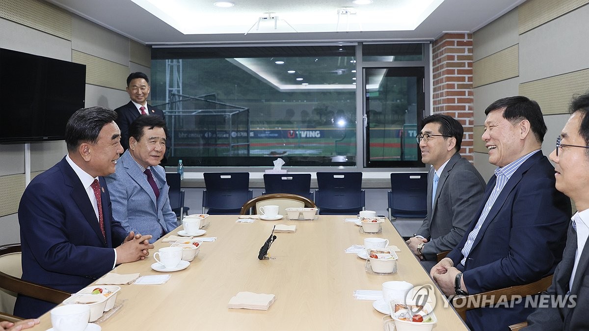 <b>김두겸</b> <b>울산</b>시장, <b>허구연</b> 총재·이진만 대표와 환담