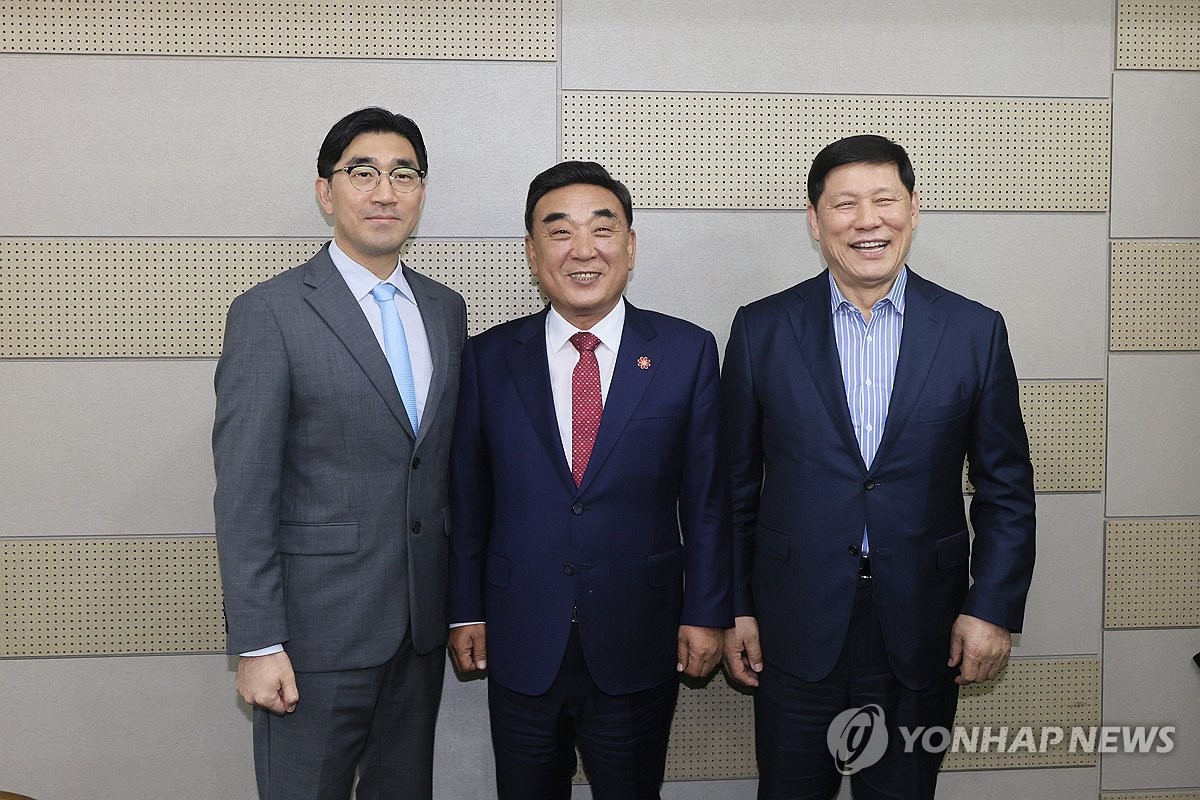 <b>김두겸</b> <b>울산</b>시장, <b>허구연</b> 총재·이진만 대표와 기념 촬영