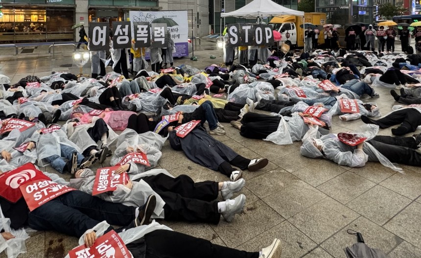 다이인 퍼포먼스하는 강남역 살인사건 피해자 추모행동 참가자들
[촬영 장보인]