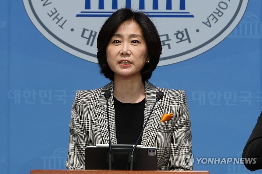 허은아, 이준석에 공개토론 제안
(서울=연합뉴스) 김주성 기자 = 개혁신당 허은아 전 대표가 12일 서울 여의도 국회 소통관에서 이준석 의원에게 공개토론을 제안하는 기자회견을 하고 있다. 2025.2.12 utzza