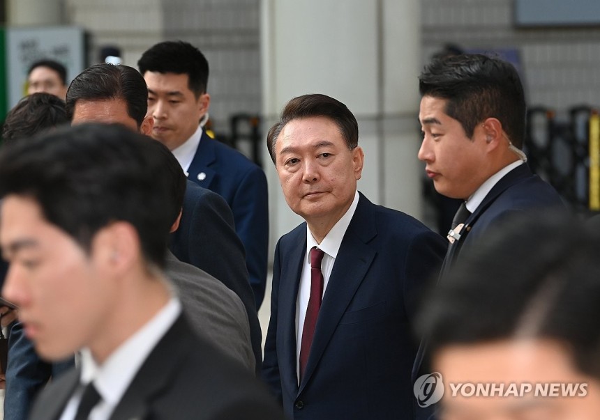 3차 공판 마친 윤석열 전 대통령
(서울=연합뉴스) 윤석열 전 대통령이 12일 서울 서초구 중앙지방법원에서 열린 내란 우두머리 혐의, 직권남용 권리행사방해 혐의 사건 3차 공판을 마친 뒤 법정을 나서고 있다. 202
