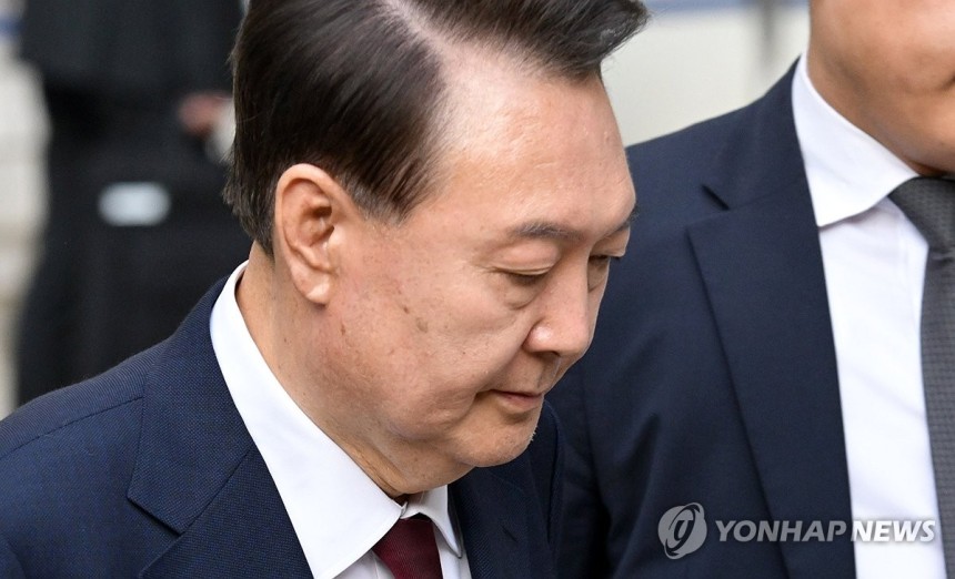 윤석열 전 대통령, 3차 공판 종료
(서울=연합뉴스) 윤석열 전 대통령이 12일 서울 서초구 중앙지방법원에서 열린 내란 우두머리 혐의, 직권남용 권리행사방해 혐의 사건 3차 공판을 마친 뒤 법정을 나서고 있다. 20