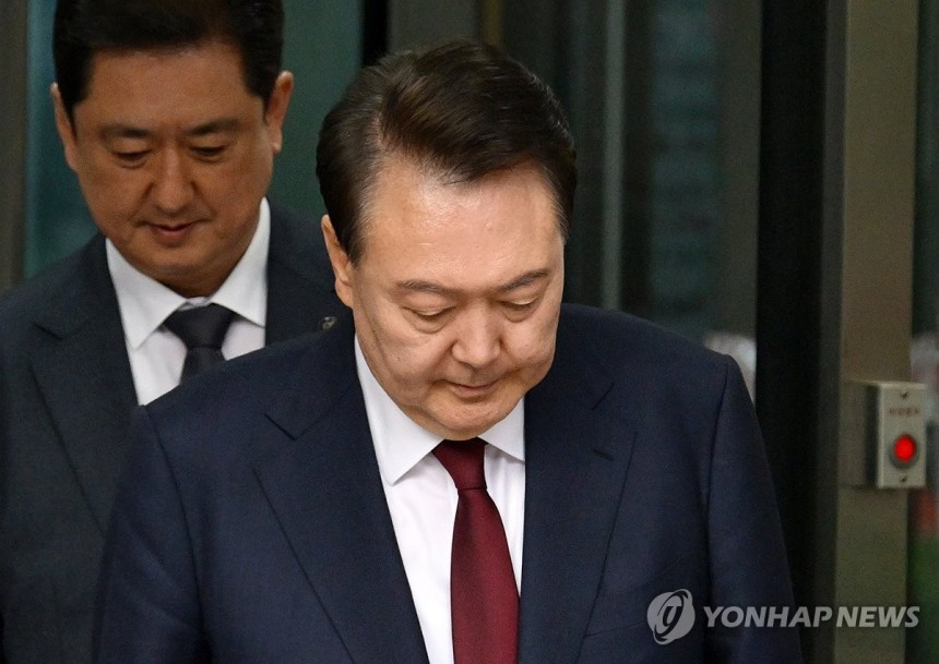 법원 나서는 윤석열 전 대통령
(서울=연합뉴스) 윤석열 전 대통령이 12일 서울 서초구 중앙지방법원에서 열린 내란 우두머리 혐의, 직권남용 권리행사방해 혐의 사건 3차 공판을 마친 뒤 법정을 나서고 있다. 2025.