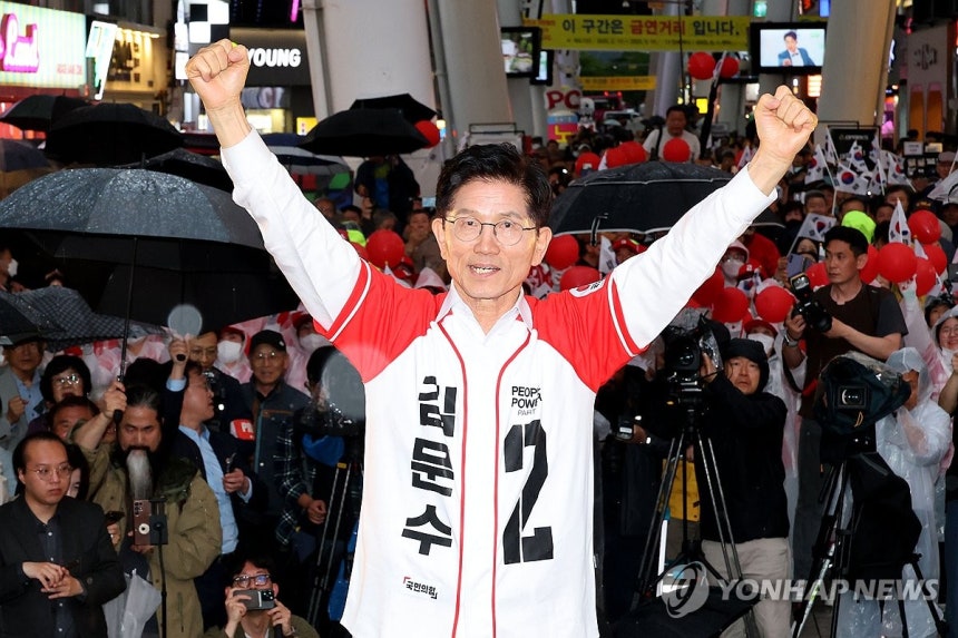 김문수 후보, 으능정이거리 유세
(대전=연합뉴스) 박동주 기자 = 국민의힘 김문수 대선 후보가 16일 대전 중구 으능정이거리 일대에서 유세를 하고 있다. 2025.5.16 [공동취재] pdj6635@yna.co.kr