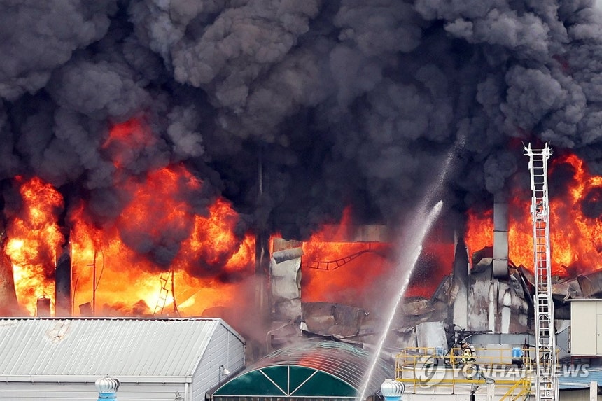 금호타이어 광주공장 화재 (광주=연합뉴스) 정다움 기자 = 17일 오전 광주 광산구 송정동 금호타이어 광주공장에서 불이 나 검은 연기가 치솟고 있다.     소방 당국은 광주 전체 소방서 인력을 동원하는 대응 2단계