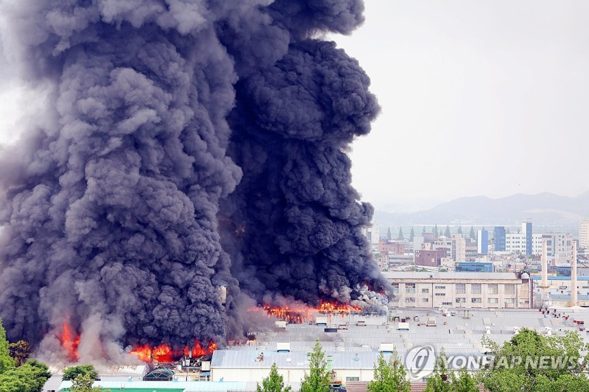 확산하는 금호타이어 공장 화재
(광주=연합뉴스) 정다움 기자 = 17일 오전 광주 광산구 송정동 금호타이어 광주공장에서 불이 나 검은 연기가 치솟고 있다.
    소방 당국은 광주 전체 소방서 인력을 동원하는 대응 