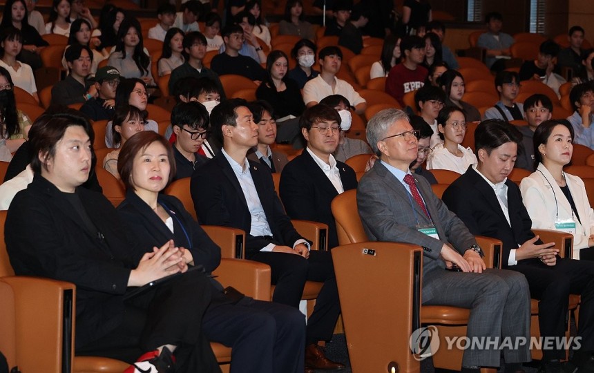 젊은의사포럼 참석한 이준석 후보
(서울=연합뉴스) 이진욱 기자 = 개혁신당 이준석 대선 후보가 17일 서울 강남구 삼성동 코엑스에서 열린 제11회 젊은의사포럼에 참석해 있다. 오른쪽부터 이 후보, 김택우 대한의사협회