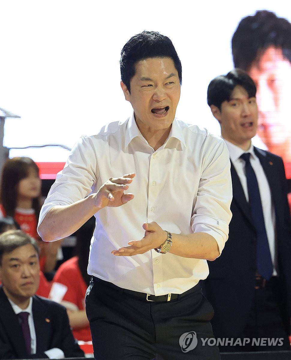 작전 지시하는 <b>전희철 감독</b>
